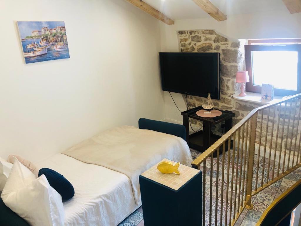 Istrian Stone House In The Heart Of The Beautiful Fishing Village Fazana - Only Few Steps From The Sea And The Wonderful Beach - Incl Plasma-Quad-Plus-Filter Against C O V I D Luaran gambar