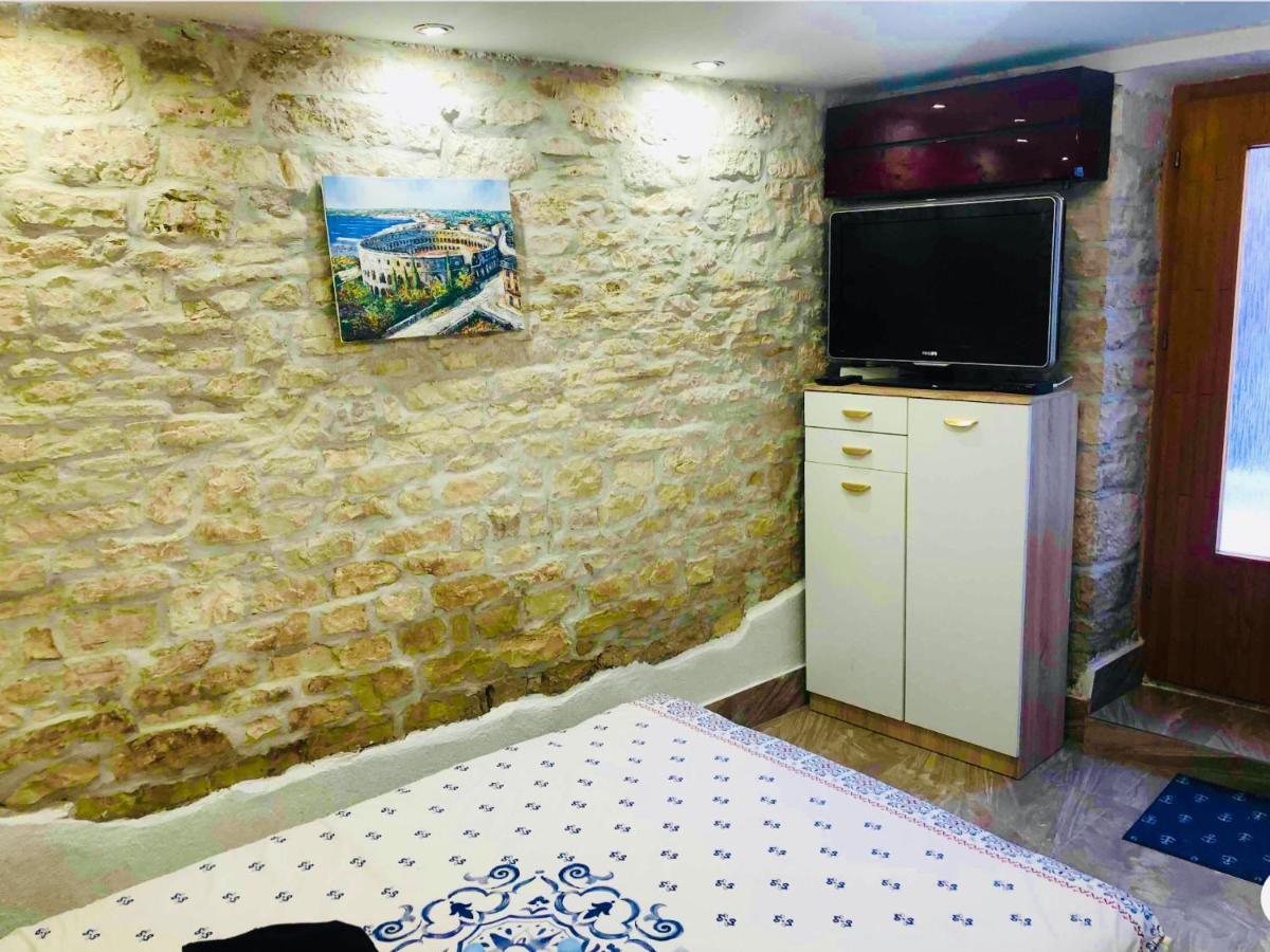 Istrian Stone House In The Heart Of The Beautiful Fishing Village Fazana - Only Few Steps From The Sea And The Wonderful Beach - Incl Plasma-Quad-Plus-Filter Against C O V I D Luaran gambar